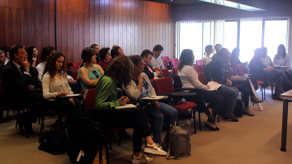 sala da sessão com as equipas municipais